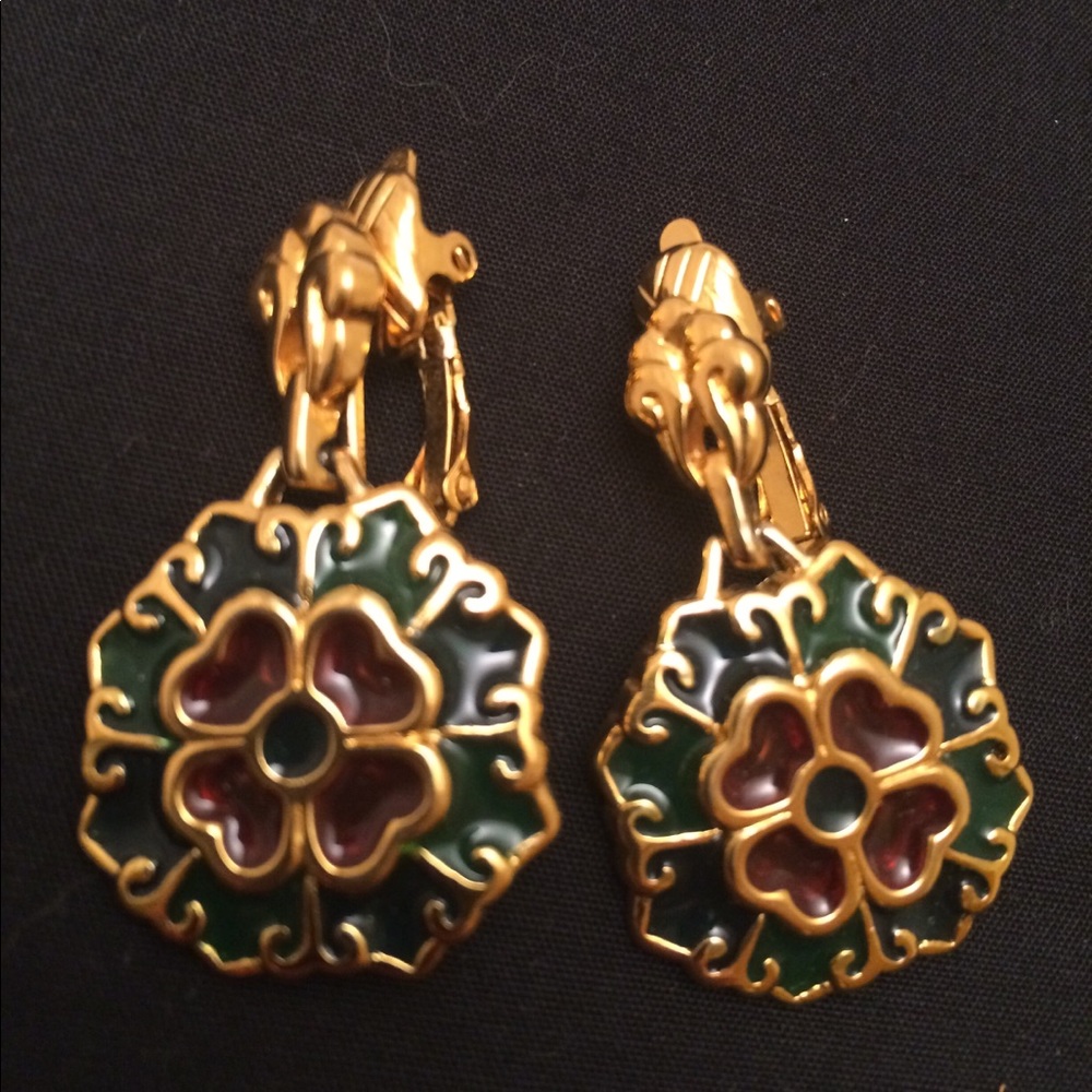 Trifari vinage rare  gold tone clips approximately 1,5 long x 1 wide inches