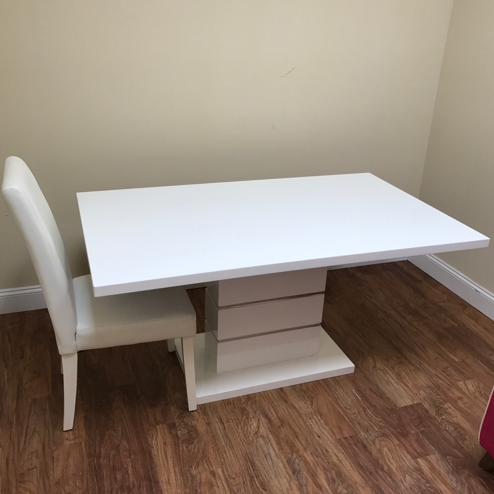 Dinner table set with 6 chairs