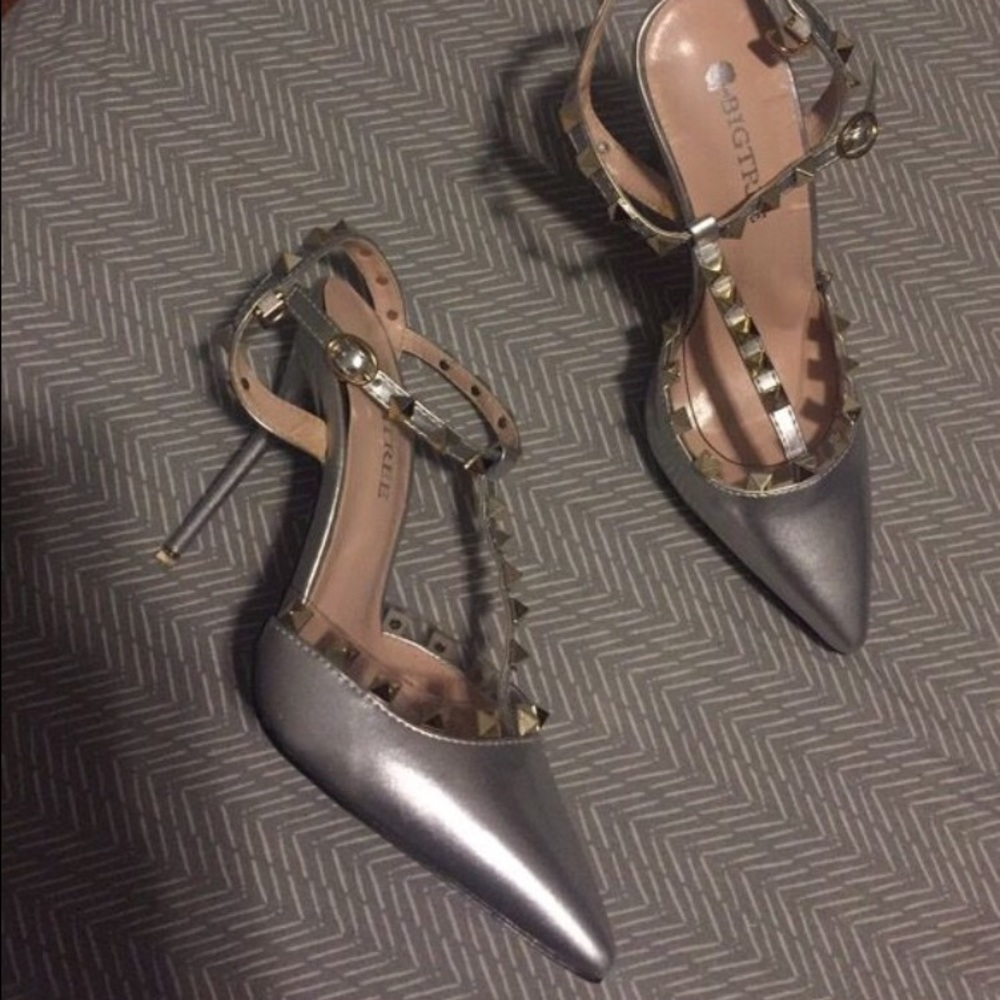Stud silver heels