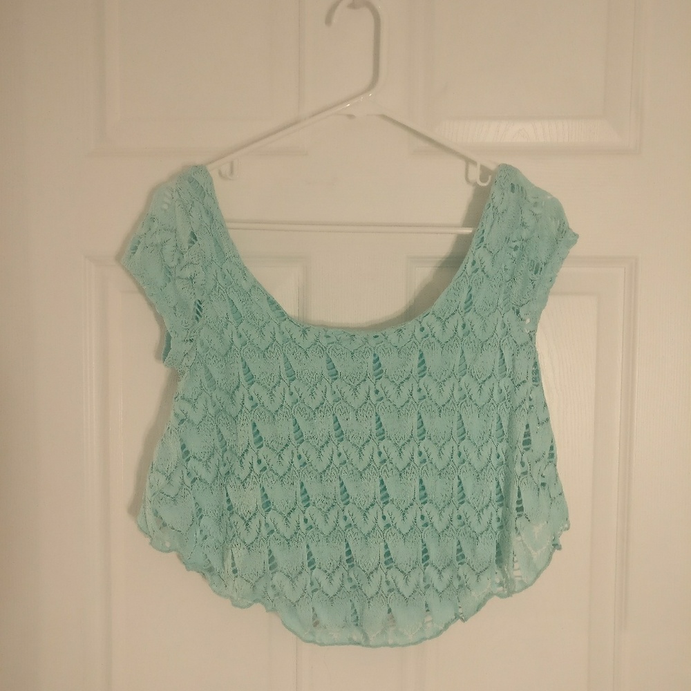 Short sleeved light blue crop top