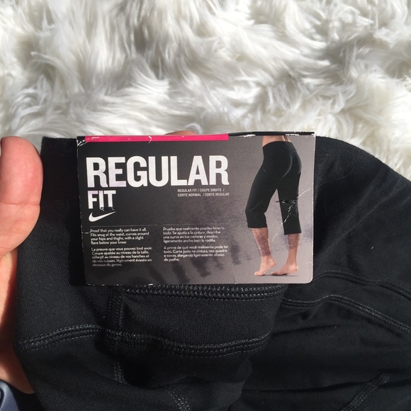 New Nike crops black size small with tags - Picture 2 of 4