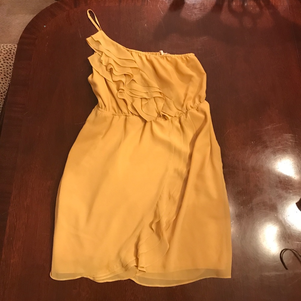 🎉 sale! BCBG Gold Ruffle Dress