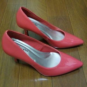 NWOT coral faux patent pumps