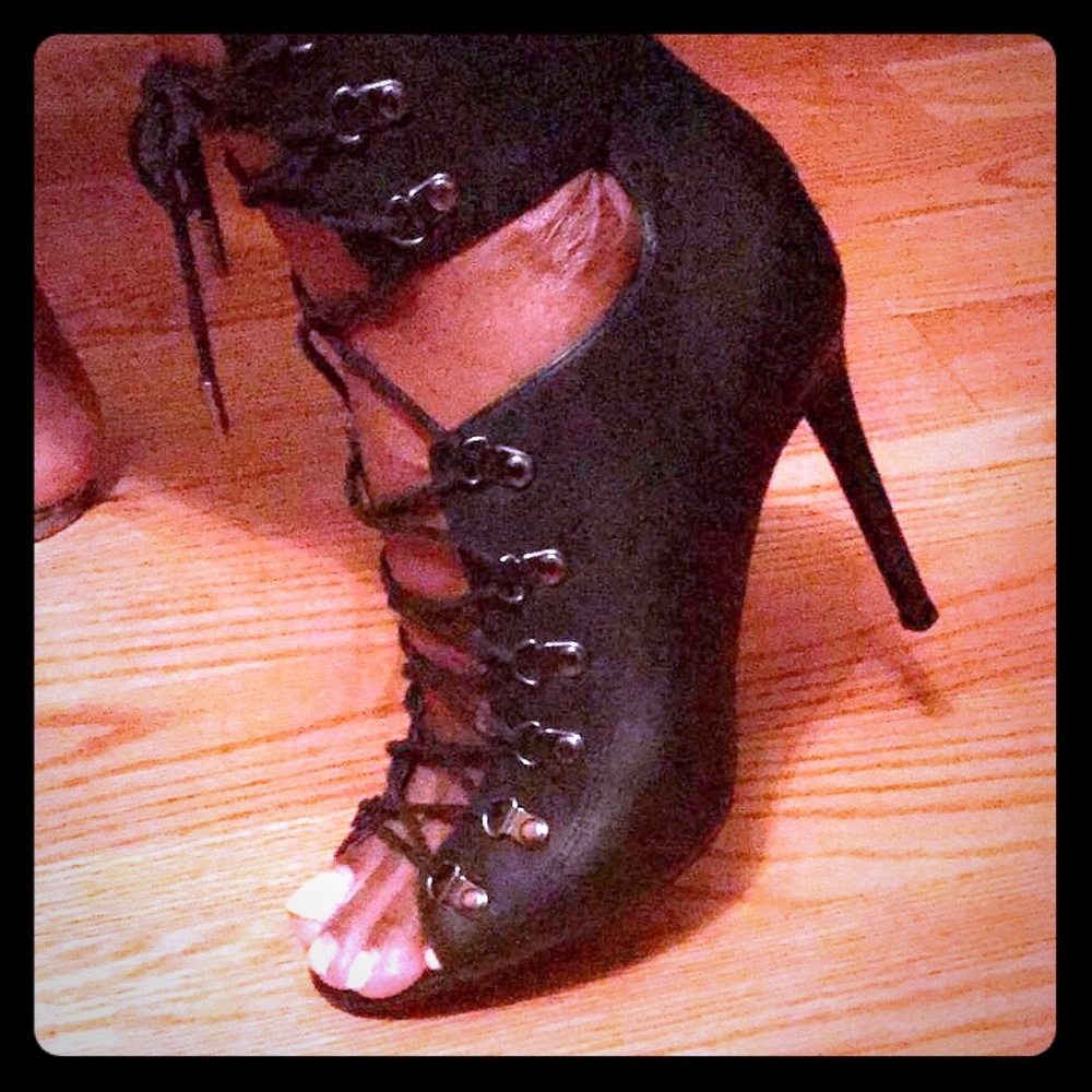 Kendall & Kylie Leather lace up heels size 9