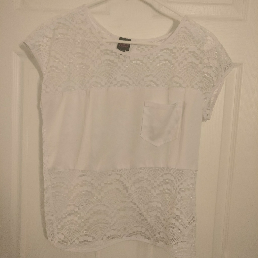 2b by bebe white lacey top. Open back.