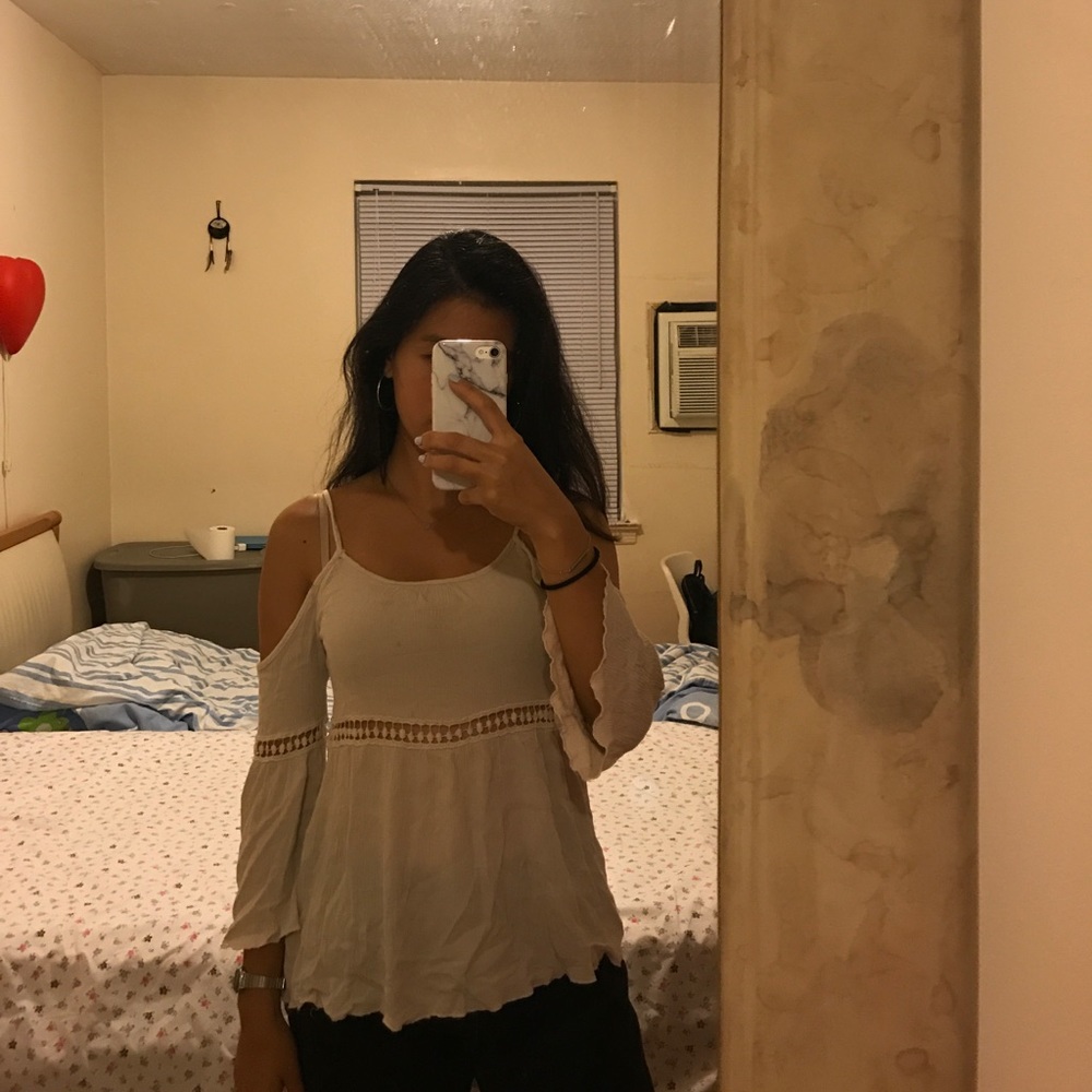 ‼️‼️‼️SOLD ‼️‼️‼️Strap off the shoulder top