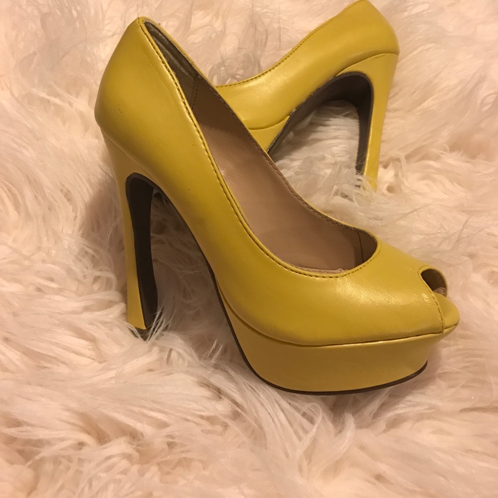 Beautiful NEVER WORN Express Heels!!