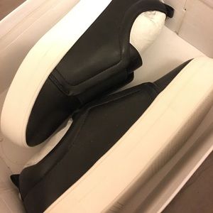 New!Steve Madden goals slide! Size 7