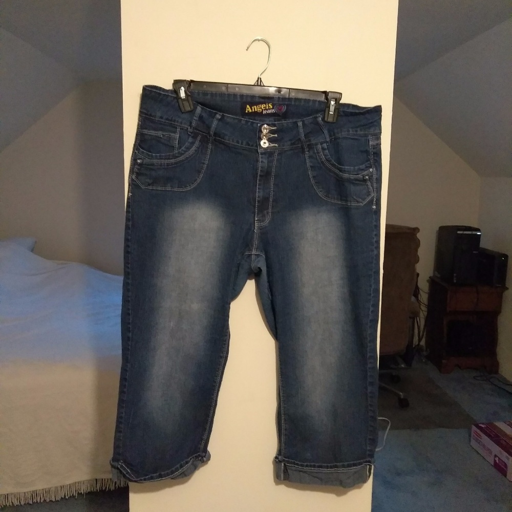 😺 Adorable Distressed Capri Cuffed Jeans