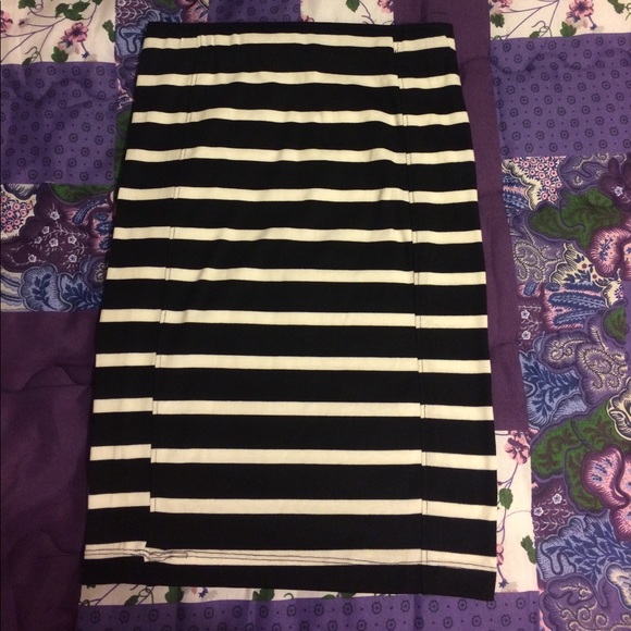 **DONATING 6/30 MAKE OFFER** 
Black and White Stripped Pencil Skirt - Picture 2 of 5