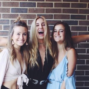 Meet your Poshers, the Francis sisters.