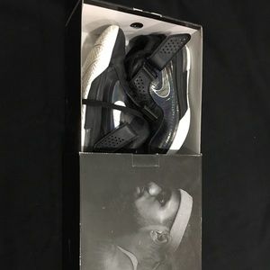 Basketball shoes