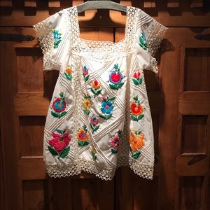 Vintage cotton top with amazing embroidery!🌸💐🌺