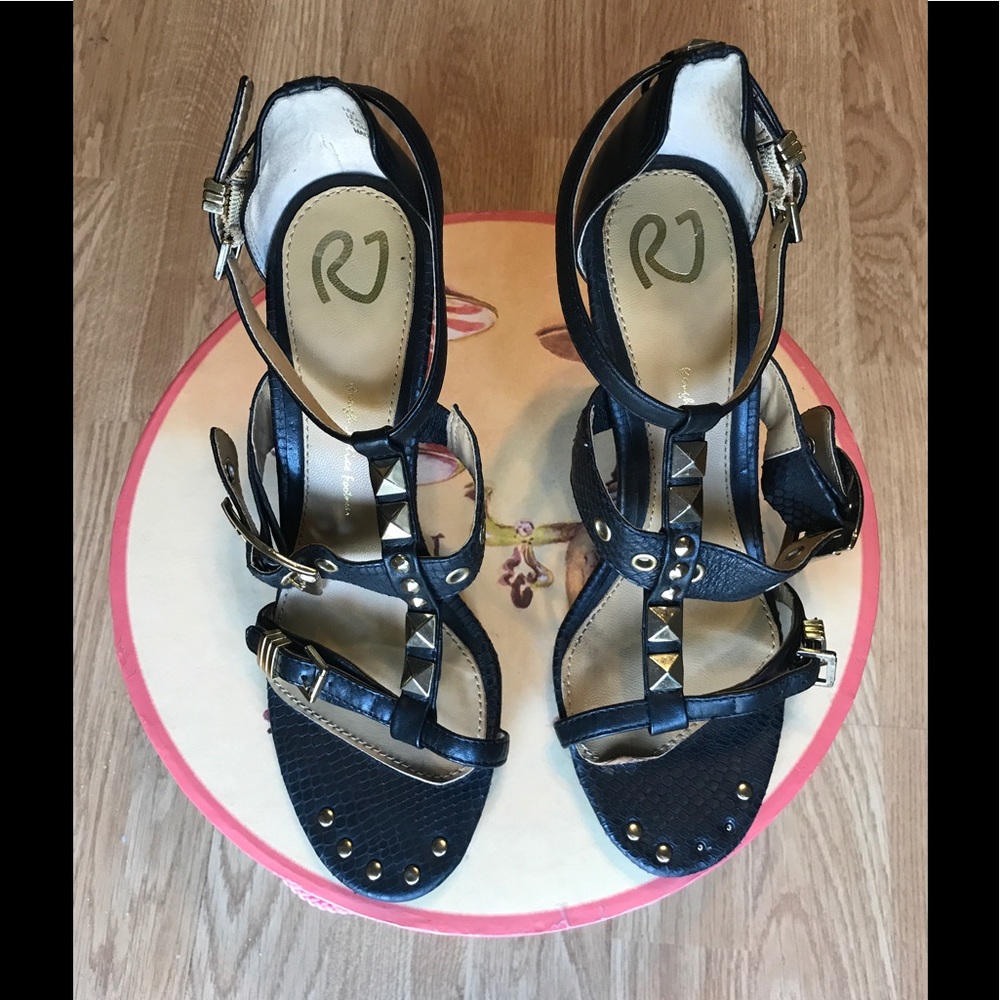BLACK STILETTOS WITH BLINGY GOLD-TONE ACCENTS!