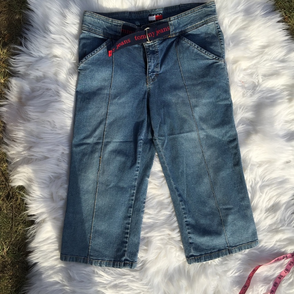 Tommy Hilfiger capris size 9 with spell out logo
