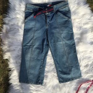 Tommy Hilfiger capris size 9 with spell out logo
