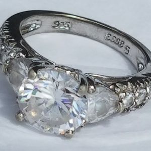 925 Sterling Silver Ring with white Stones.