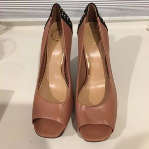 Jessica Simpson Cappuccino peep toe & gold studs