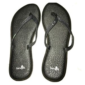 Sanuk black yoga-mat flip flops