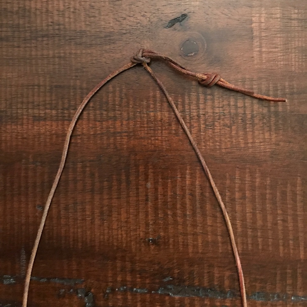 Leather necklace with pendant - Picture 3 of 3