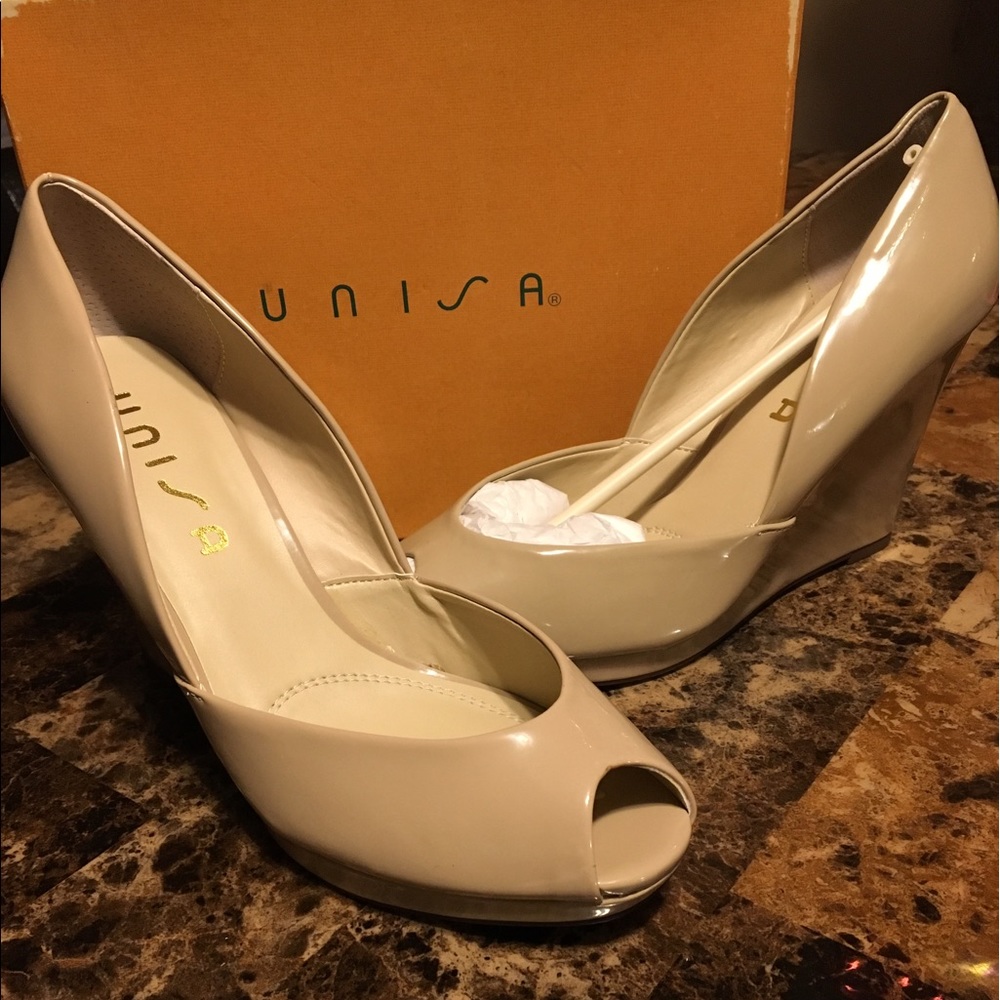 Peep toe wedge