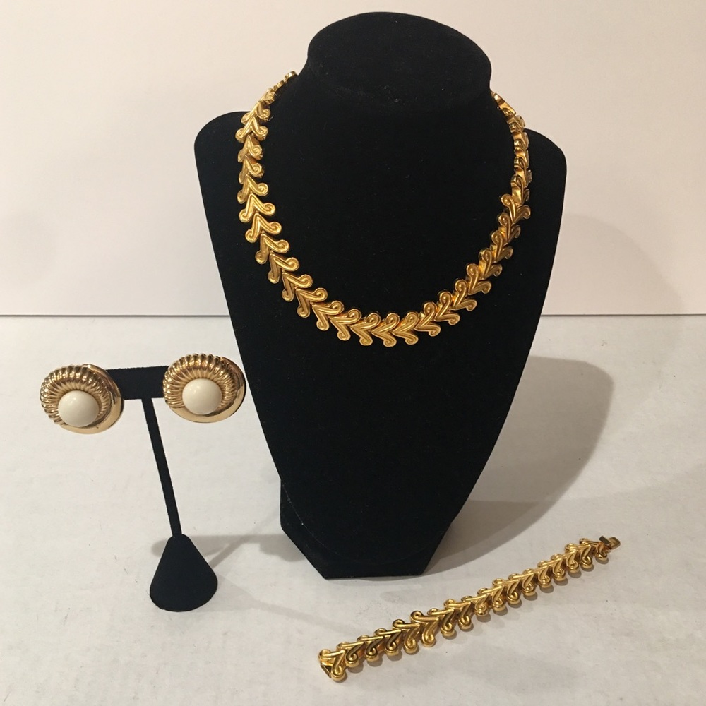 GOLD TONE NECKLACE, BRACELET EARRINGS SET