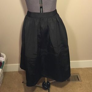 Express// black midi skirt