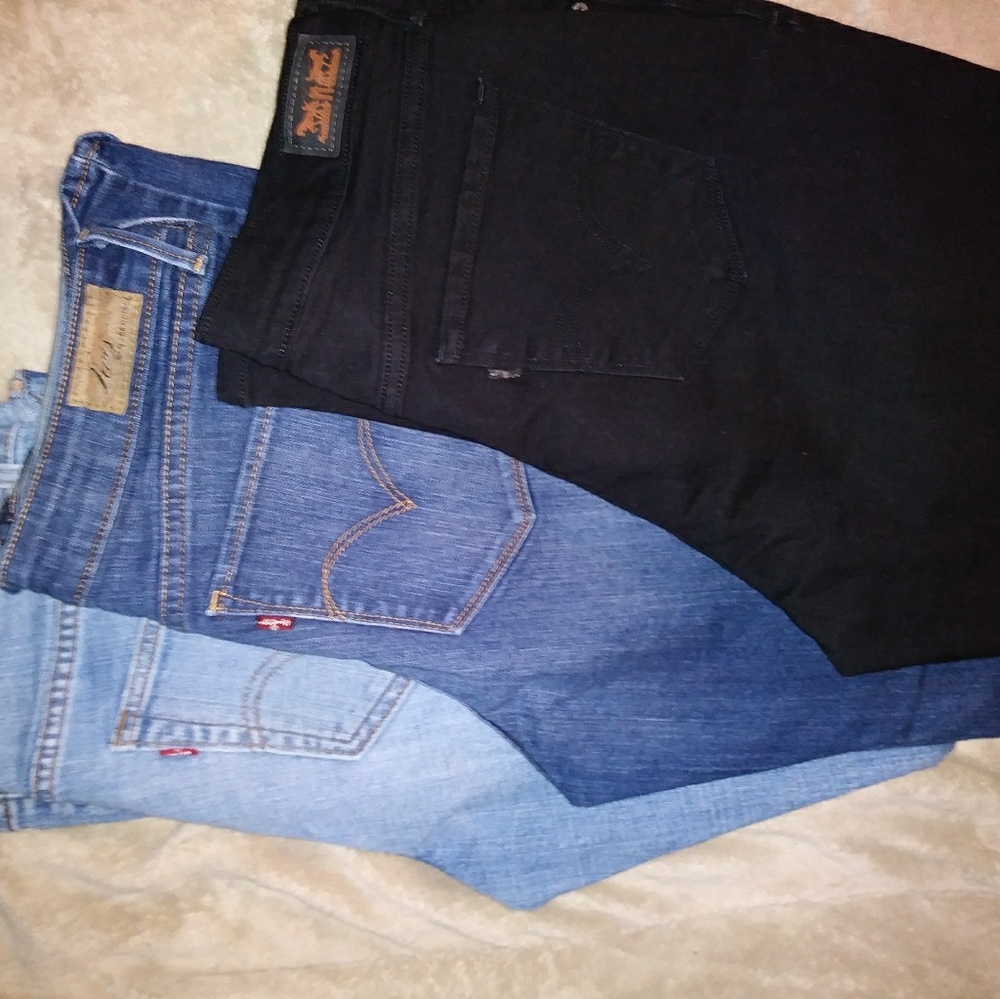 Levis - Picture 3 of 3