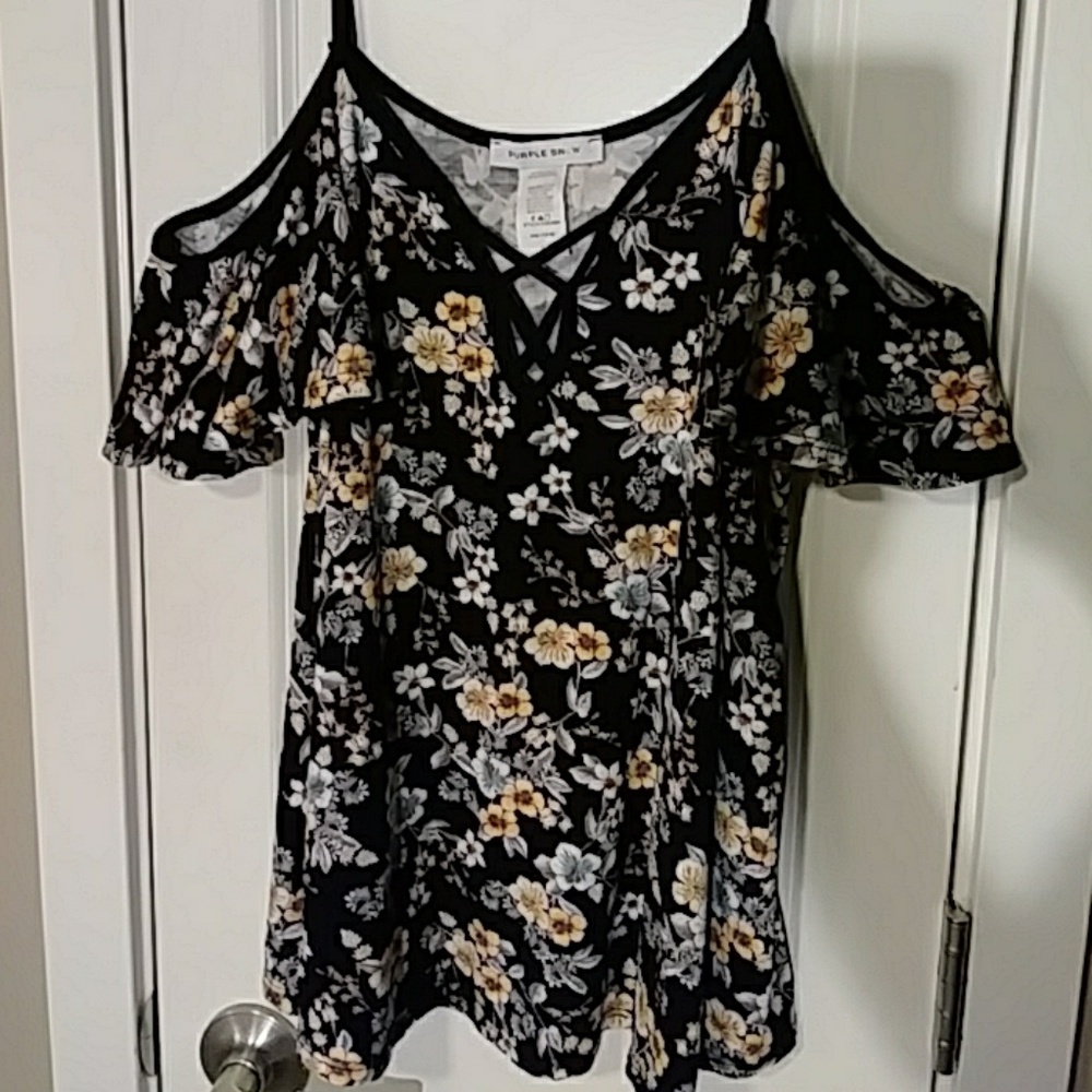 Super cute cold-shoulder top!