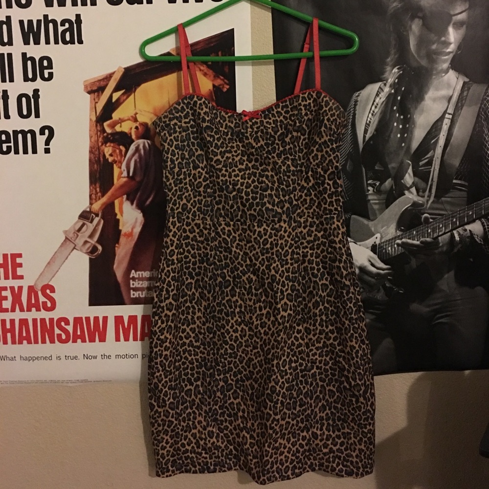 Pin up girl leopard print dress.