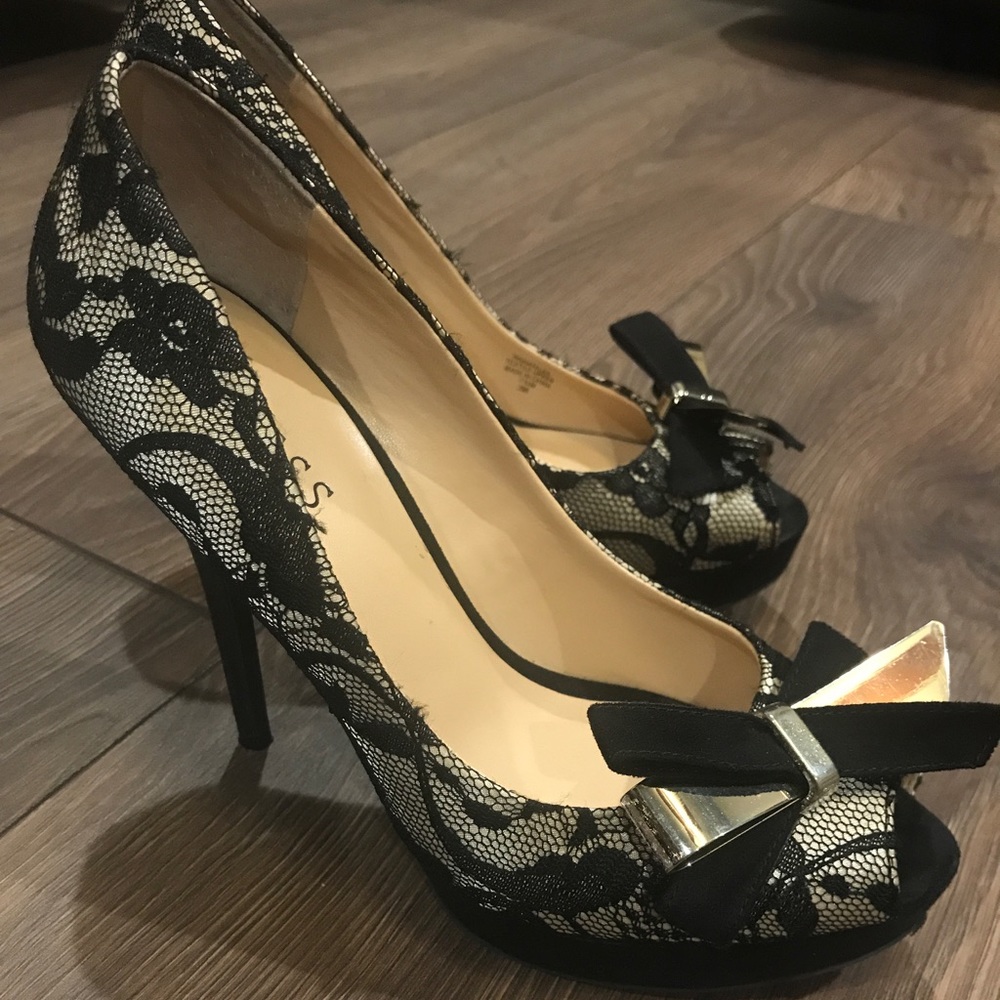 Guess pumps