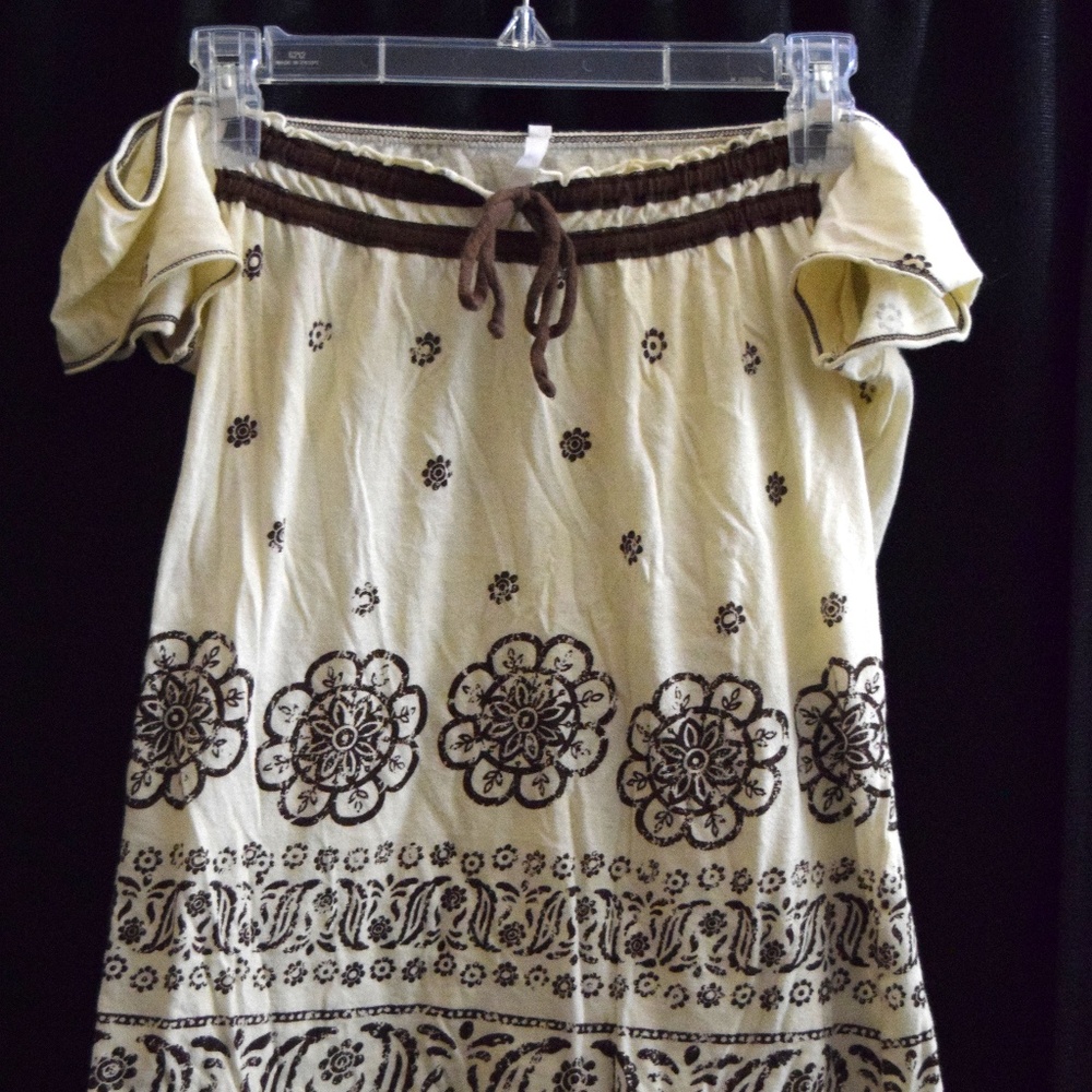 Vintage, off-the-shoulder patterned tee with tie