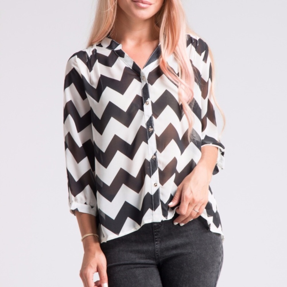 ✨Last one✨Zig zag button down blouse
