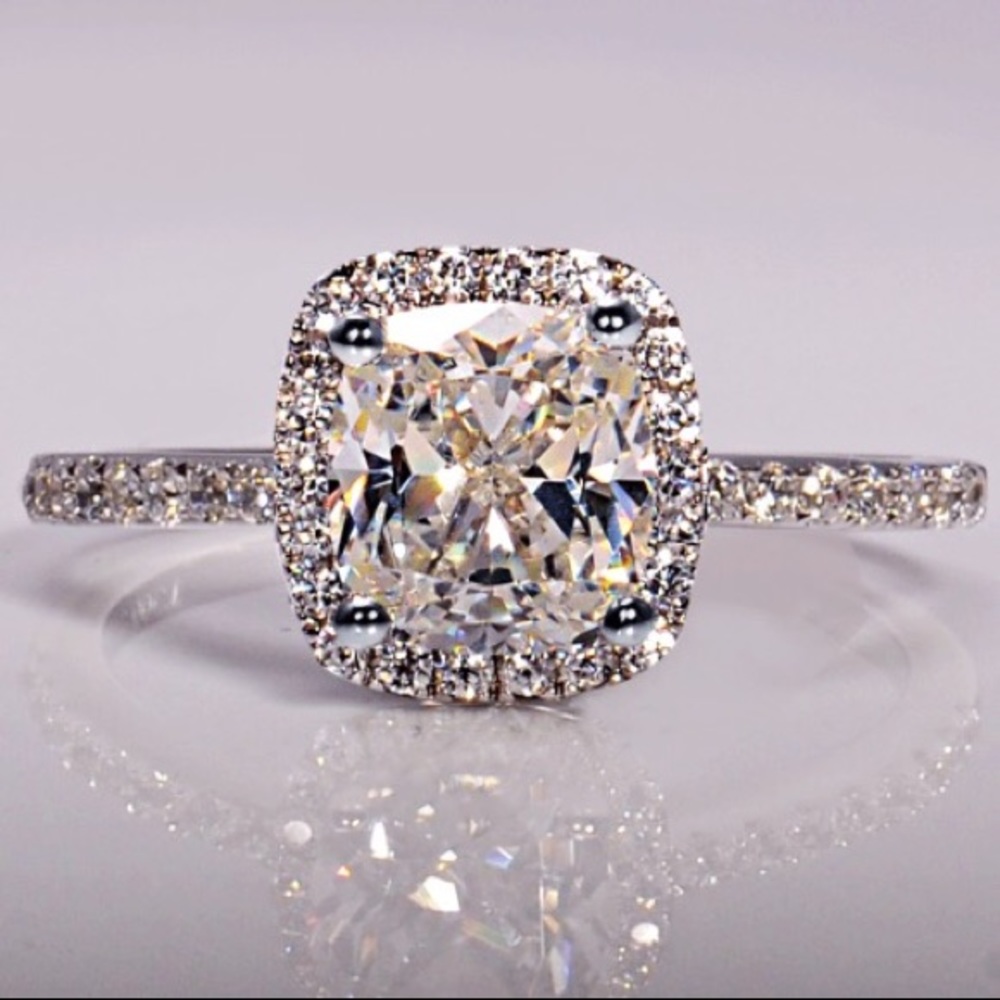 Super Shinning Hand In Laid 2 Ct AAA Zircon Ring