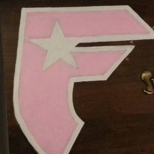 Meet your Posher, Tee