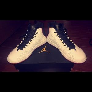 JORDAN ILLUSION Men's Size- 9