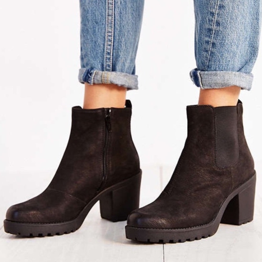 Vagabond black leather chelsea boots!
