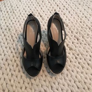 Black leather open toe wedge sandals Seychelles
