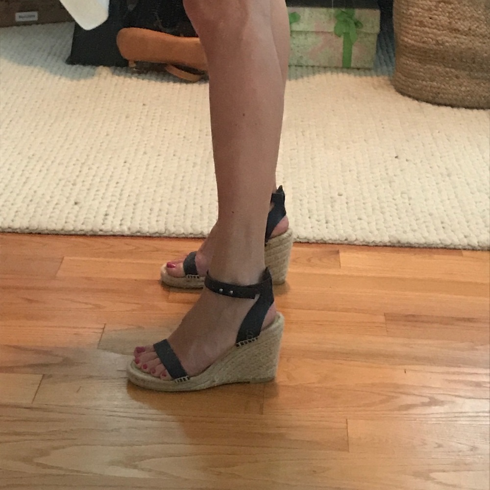 Black leather classic open toe Sandal ankle strap