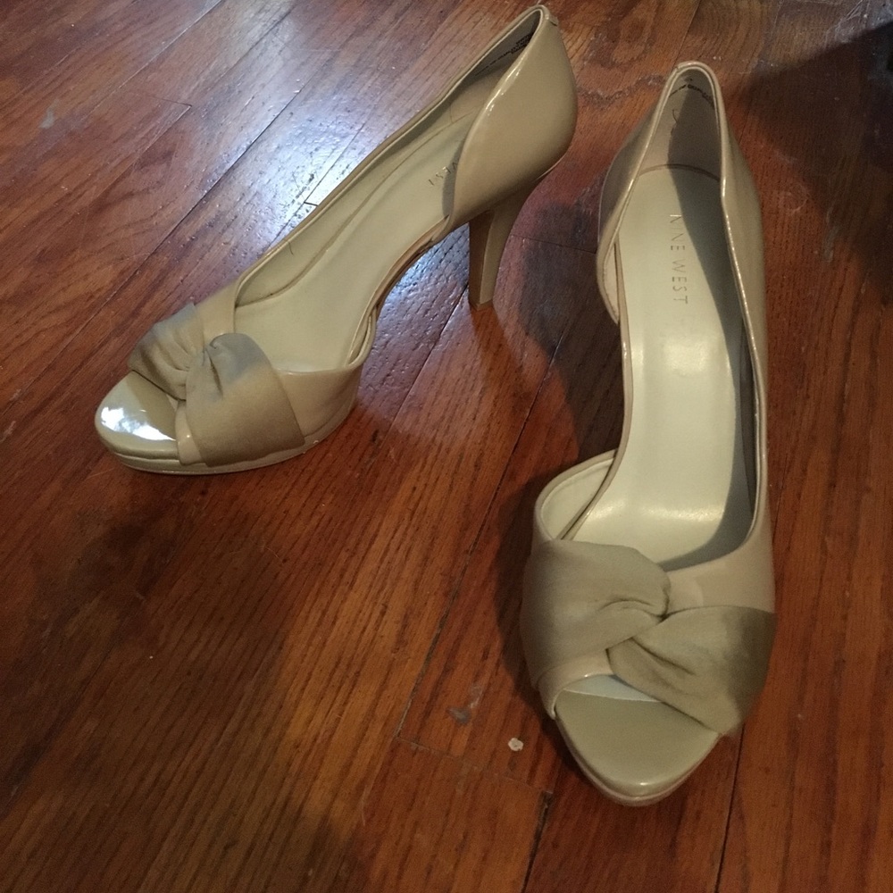 Nine West Sz 9M nude/ beige open-toed  heels