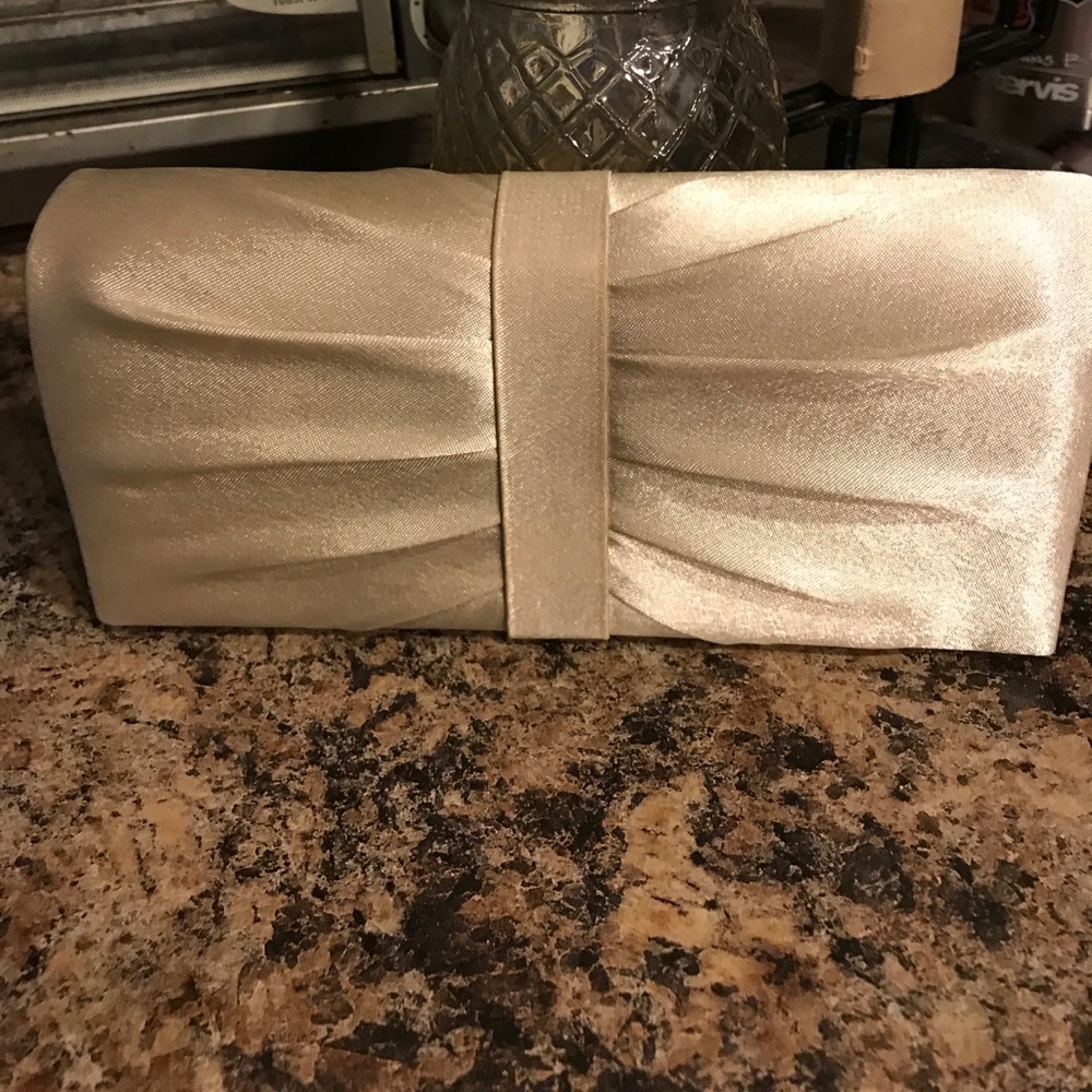 Champagne clutch
