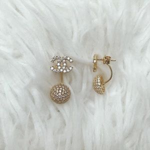 CHANEL 18k gold earring.