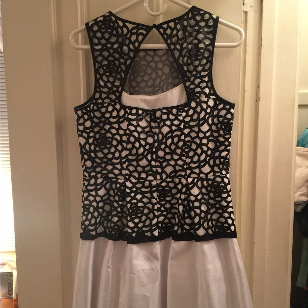 Jessica Simpson black and white dress