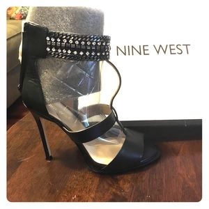 Never worn Nine West dressy heels. Size 6.