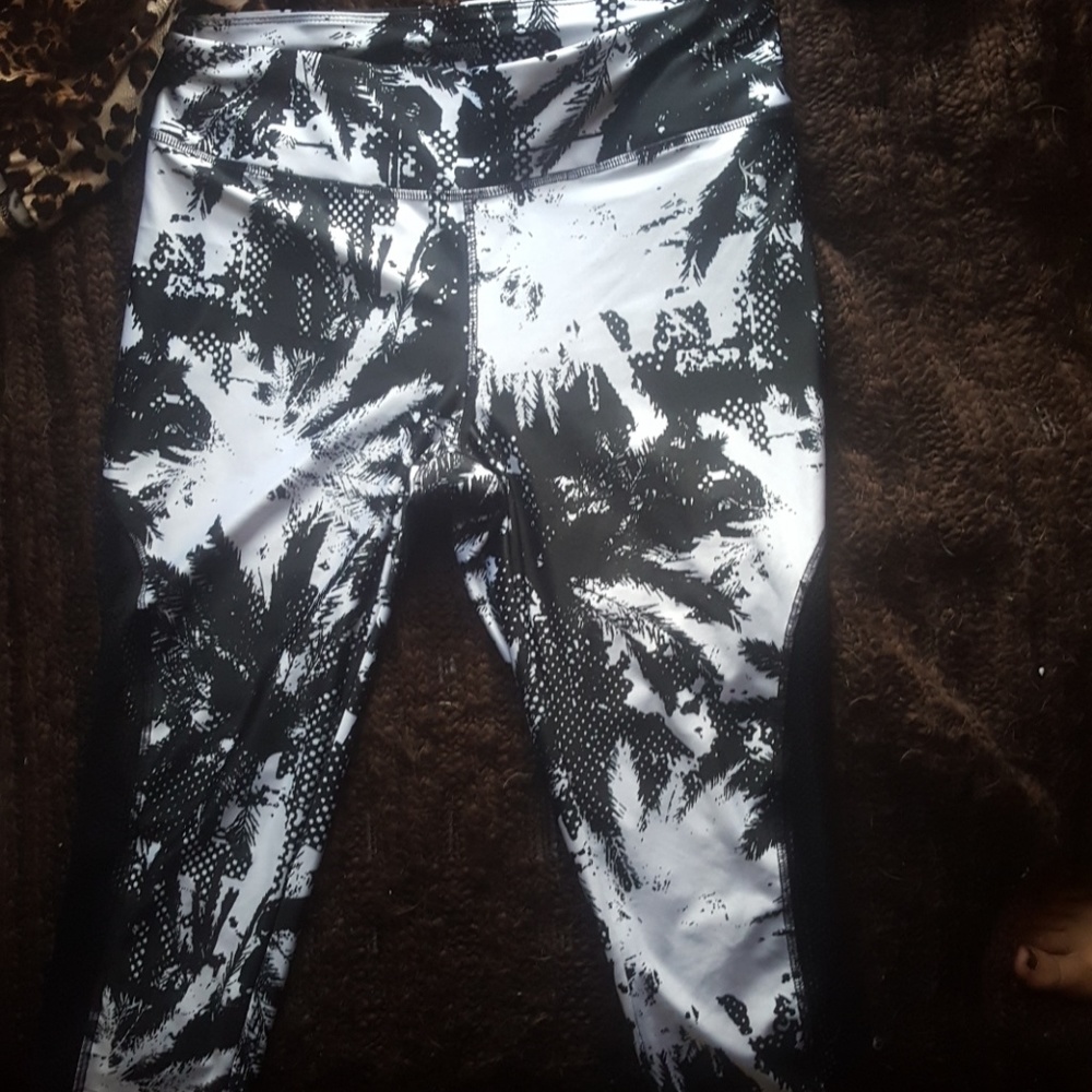 Danskin now capri leggings