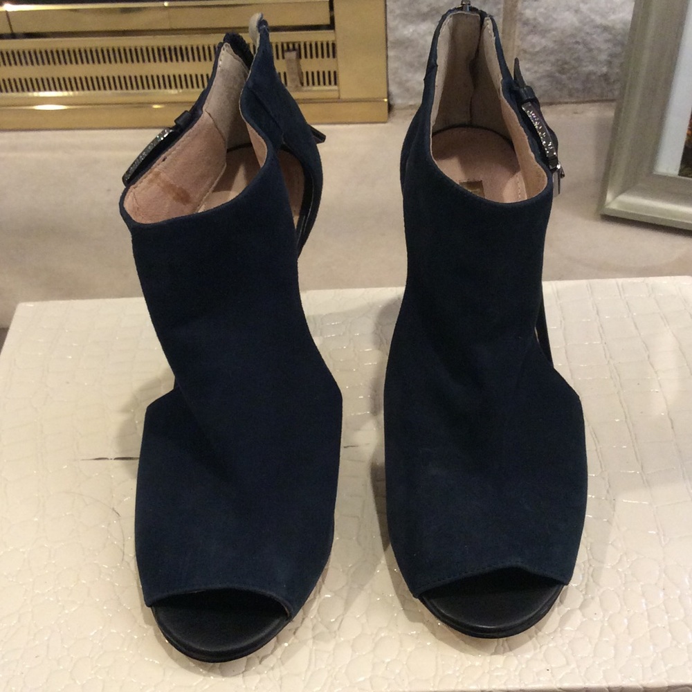 NWOT Navy blue suede heels