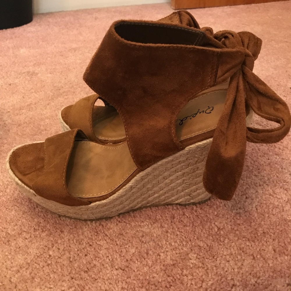 Tie wedge heels