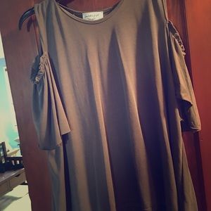 Open shoulder gray tee...super comfy and stylish.