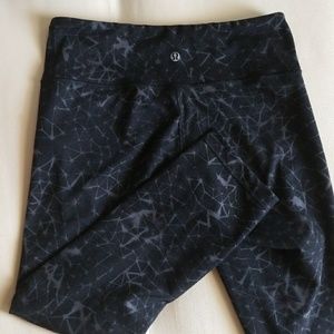 Patterned black Wunder Under Crops