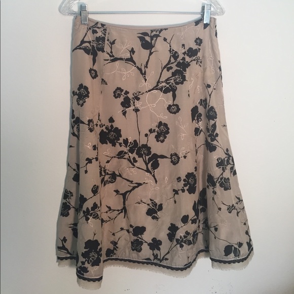 White House Black Market Dresses & Skirts - WHBM cream and black skirt
